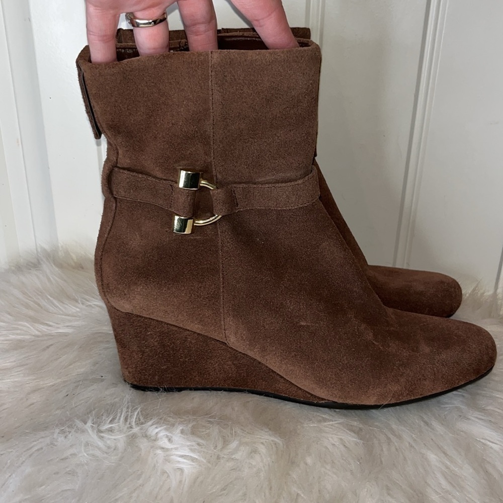 Brown suede Bandolino ankle boot booties Cute hardware size 8M